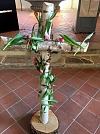In Bielen wird das Osterkreuz in der geschlossenen Kirche mit Blumen geschmückt - die Gemeinde kann ihre Wünsche dazu mitteilen (Foto: Chr. Bischoff)