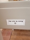 Markierung der Sitzplätze (Foto: Oskar Prophet)