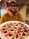 Chr. Mitzlaff mit Scones in Bielen  (Foto: Chr. Bischoff )