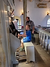 Daniel spielt das Eröffnungsstück auf der Orgel (Foto: A. Henkel)