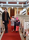 Mit verbundenen Augen erfühlten die Kinder Gegenstände in der Kirche. Anschließend wurden sie zur Ausgangsposition zurückgeführt und mussten dann ohne Augenbinde suche, was sie erfühlt hatten. (Foto: Schönlein)