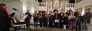 Der Heringer Kirchenchor mit Krippenspielerinnen und Krippenspielern (Foto: Regina Englert)