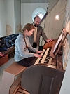 in Zwinge: Ellie aus Werningerode begleitet ein Lied (Foto: Tobias Lamkowski)