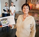 Hildegard Seidel mit dem Dank für das Frauenteam - auch Corina Sänger durfte so diesen Gutschein entgegennehmen (Foto: Regina Englert)