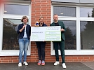 Scheck&uuml;bergabe durch Jana Lenz und Christian V&ouml;lkel an Tina Wunderlich vom ASB (Foto: Sandra Gottowich)
