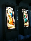 Glasmalereien in den Vitrinen (Foto: Nikolaus Flämig )