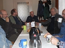 links Orgelbaumeister Reinhard Hüfken und sein Geselle Matthias Godderitsch mit den Helfern bei einer Aufwärmpause.  (Foto: Nt.)