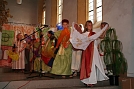 Tücher, Tänze und Klatschen sorgen für ein lebendiges Bühnenbild.  (Foto: Sylvia Spehr)
