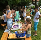 Kreativstraße - Ehrenamtliche und Gemeindepädagogen waren sehr aktiv (Foto: Nikolaus Flämig)