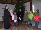 Kinder aus der Gemeinde schenken Pfr. Flämig zum Abschied ein Segensband (Foto: G. Mühlhaus)