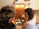 Katja Rivero Santana zwischen Suppe und Kaffee noch Zeit für einen Plausch am Herd (Foto: R. Englert)