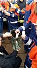 Unser Superintendent hilft bei der Verteilung (Foto: K. Schwarze)