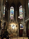 Der weihnachtlich geschmückte Altarraum (Foto: R. Englert)