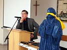 F. Kramer berichtet von der Aktion die Luther-Denkmale mit Augenbinden zu versehen (Foto: R. Englert)