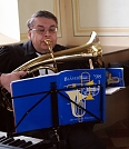 ...und auch Pfarrer Ahlhelm bläst kräftig mit, er spielte zudem Klavier und leitete den Chor (Foto: R. Englert)