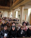 Die Bänke füllten sich kurz darauf noch mehr, als eine große Gruppe aus Nordhausen von der Generalprobe des Luther-Musicals dazustieß (Foto: R. Englert)