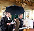 Einen Glückwunsch zur Tauferinnerung erhielt Pfarrer Ahlhelm nebst "Luthers Freunde"-Schirm von Superintendent A. Schwarze (Foto: R. Englert)
