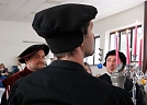 Der Doktor und seine Gäste (Foto: R. Englert)