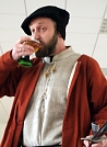 Und auch er, erhebt zunächst das Glas (Foto: R. Englert)
