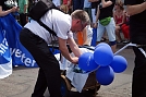 Die Luftballons schwächelten schon, damit es den Figurenträgern nicht genauso erging, war Superintendent A. Schwarze immer im Einsatz (Foto: K. Schwarze)