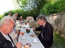 Und nach dem Ökumenischen Festgottesdienst lässt es sich die Gemeinde schmecken (Foto: G. Pfeifenbring)