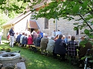 Rund um die Kirche ist man im Gespräch (Foto: G. Pfeifenbring)