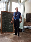 Superintendent Andreas Schwarze notiert die Orte, aus denen die Pilgergruppen losgewandert sind (ein paar haben ihren Geburtsort oder derzeitigen Wohnsitz dazwischen gemogelt ;-) (Foto: St. Marien)