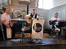 Cajon, Gitarre, Mundharmonika und Bassgitarre brachten den Groove (Foto: R. Englert)