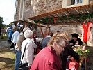 Markttreiben rund um die Kirche (Foto: R. Englert)