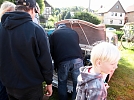 Letzter Check am Trabbi (Foto: R. Englert)