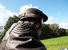 Pfarrer Werner Heizmann - heute ohne Bäffchen - dafür mit Motorradbrille (Foto: R. Englert)
