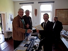 Vor der Ausfahrt noch ein paar Dankesurkunden vom Kirchbauverein Wülfingerode (Foto: R. Englert)