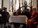 Neander nimmt gern an der Tafel Platz (Foto: R. Englert)