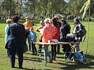 Schön, wie die Erwachsenen so aufmerksam zuhören - sie sind wie Fußballtrainer (Foto: R. Englert)