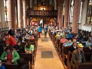 Die Kirche füllt sich langsam mit den Teams (Foto: R. Englert)