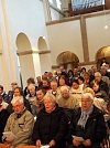 Die Gemeinde singt mit (Foto: R. Englert)