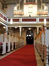 Allen voran ziehen Superintendent und Pfarrer ein - Kantorin M. Yeromina spielt derweil die Orgel (Foto: R. Englert)