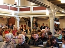 Immer mehr streben in die Kirche (Foto: R. Englert)