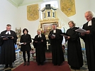 Fürbittgebet im Einweihungs-Gotteddienst: v.l.n.r. Pfr. Nikolaus Flämig, Anika Wedler, Pfrin. Ulrike Kosmalla, Superintendent Andreas Schwarze, Pfrin. Sabine Wegner, Pfr.i.R. Dr. Ehrhart Neubert (Foto: H. Neubert)