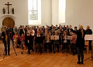 Flöten und Chor und das Fernsehen (Foto: R. Englert)