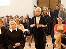 Gefolgt von der Kamerafrau des MDR entzündet Andrea Patze die Altarkerzen zur Weihe (Foto: R. Englert)