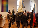 Auch die Schützen folgen mit ihrer Fahne (Foto: R. Englert)