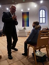 Die Bachpartitur liegt schon unterm Stuhl - jetzt kommt der Schokonikolaus auch für Julian (Foto: R. Englert)