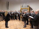 Zum Abschluss singt der Männerchor noch das Lieblingslied von M. Yeromina - dieses Mal dirigiert sie selbst (Foto: R. Englert)