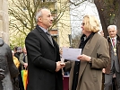Gunnar Haase überreicht Bürgermeisterin Jutta Kraut die Schenkungsurkunde (Foto: R. Englert)