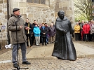 Der Künstler Peter Genßler richtet seine letzten Worte an sein Werk und übergibt es nun den Besuchern (Foto: R. Englert)