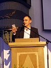 Frederik Seeger von der Jugendkirche Mühlhausen wird als erste Los gezogen und darf beginnen. Er bringt Grüße von Superintendent Piontek und ein eigenes Gedicht mit. (Foto: R. Englert)