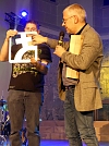 Der Jugendpfarrer der EKM überbringt das erste stählerne Signet der Jugendkirche (Foto: R. Englert)