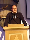 Landrat Mathias Jendricke erzählt von seiner eigenen Geschichte rund um diese Kirche (Foto: R. Englert)
