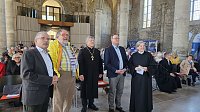 Superintendent Andreas Schwarze, der Künstler Luder Hinse, Landesbischof Friedrich Kramer, Bundestagsvizepräsident Bodo Ramelow und Pfarrerin Sabine Wegner (Regina Englert)